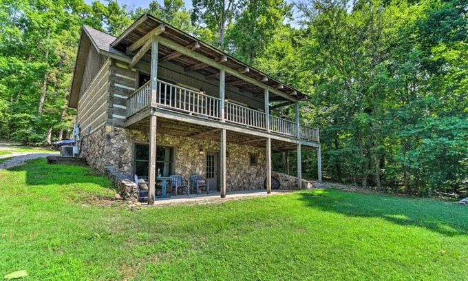 Se Ree Cabin | Tranquil Roughriver Lakefront Cabin with Pool & Ocean View
