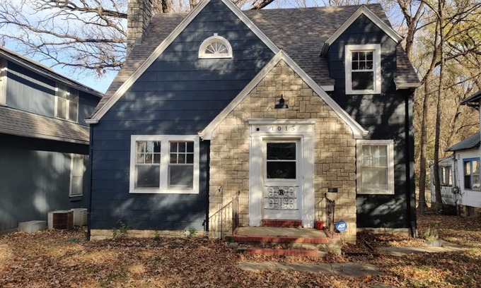 Leavenworth House | Charming Rustic Bungalow with Spa and Hot Tub Amenities