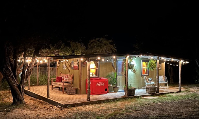 Utopia Cabin | Inviting Rustic Cabin in Paradise - Ideal for Eclipse Viewing