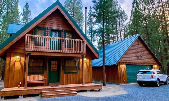 La Pine Cabin | Inviting Rustic Cabin: Trails, BBQ & Family-Friendly Fun