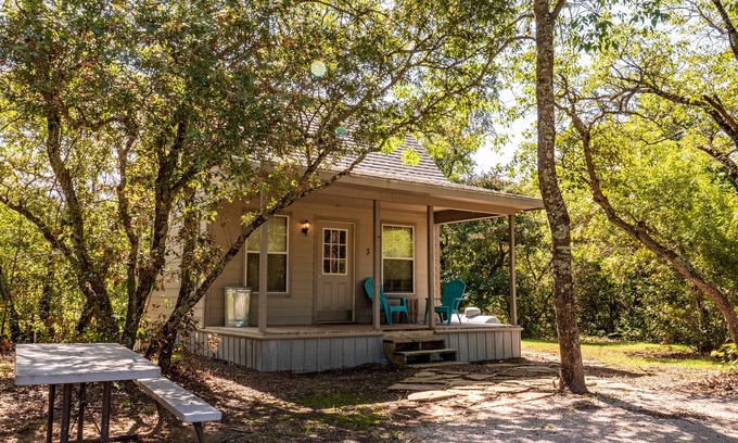 Van Alstyne Cabin | Inviting Cabins for Family Retreats & Pet-Friendly Enjoyment