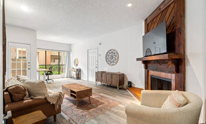 Park Central Apartment | Inviting Rustic Condo with Pool, Patio, and Breakfast