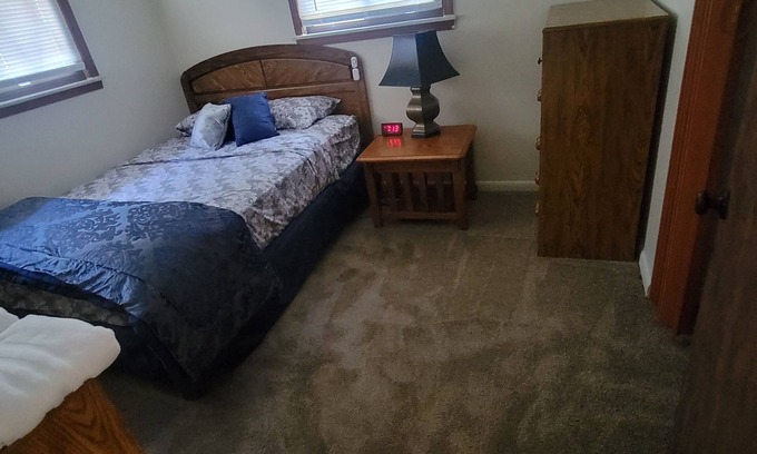 Westland House | Inviting Family Retreat with Breakfast in Quiet Neighborhood
