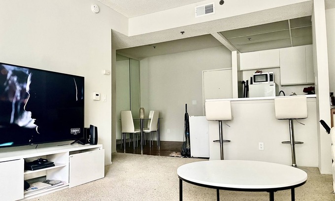 Ladera Heights Apartment | Charming Santorini-Themed Apartment with Pool in L.A.
