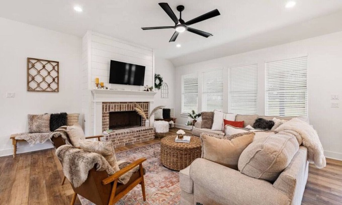 New Ulm House | Stylish New Modern Farmhouse with Family-Friendly Amenities