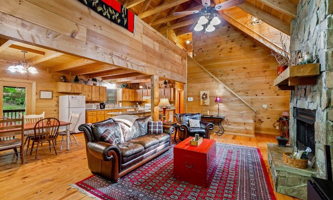 West Jefferson House | Pet-Friendly Family Retreat with Fast WiFi Near Downtown