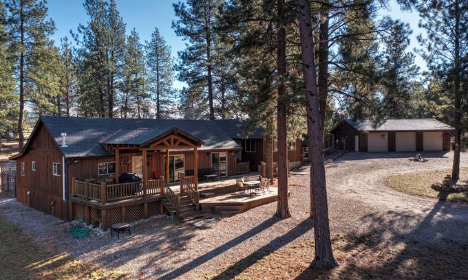 Stevensville House | Cozy, secluded log cabin and bunk house w/mountain views in Stevensville, MT