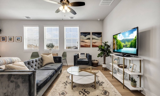 Austin Apartment | Cozy Secluded Studio with Full Kitchen and Spa Amenities