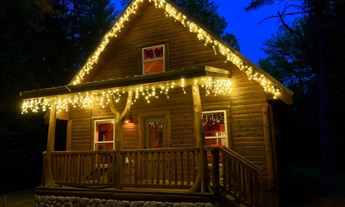 Munising Cabin | Cozy Secluded Cabin with Hot Tub & 9.8/10 Guest Rating