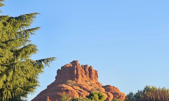 Oak Creek House | Inviting Sedona Retreat with Kitchen & Pet-Friendly Amenities