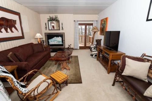 Seven Springs Apartment | Inviting Seven Springs 1-Bedroom Condo with Private Deck