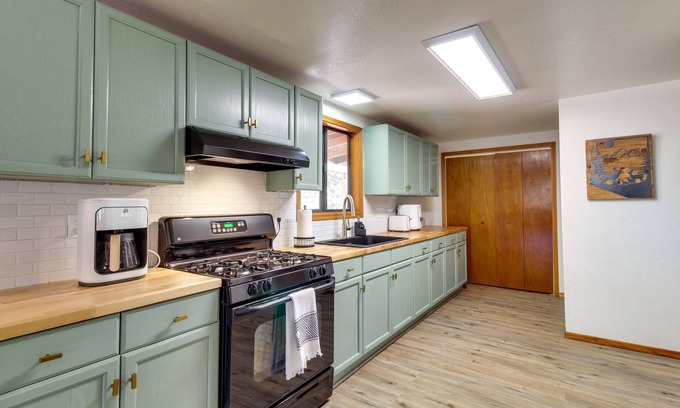 Show Low Cottage | Inviting Show Low Cottage with Kitchen & Pet-Friendly Comfort