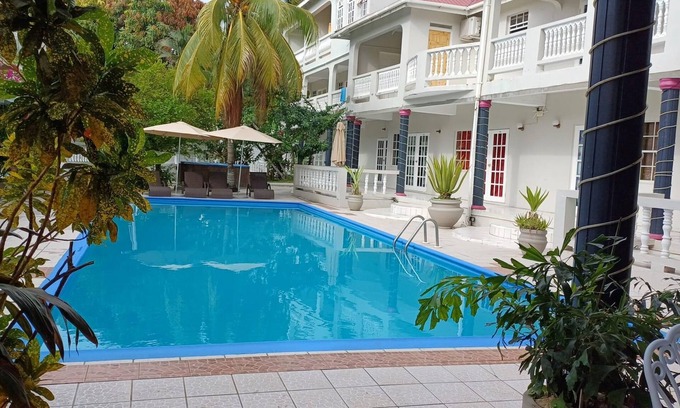 Rodney Bay Hotel | Cozy Single & Double Room Suitesnn