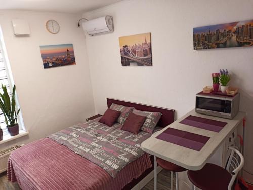 Dniprovs'kyi District Apartment | Inviting Apartment with Pool Access in Comfort Town 4