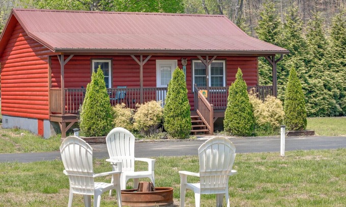 Cherokee Cabin | Cozy Smoky Mtn Cabin: Pointing to Fun & Relaxation