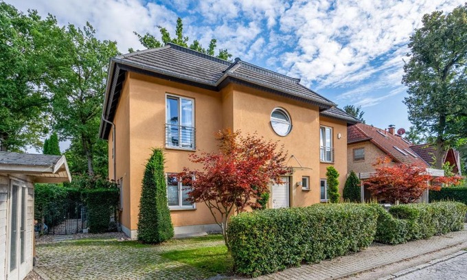 Kolonie Kleinmachnow Apartment | Charming Souterrain-Flat with Pool and Sauna Retreat