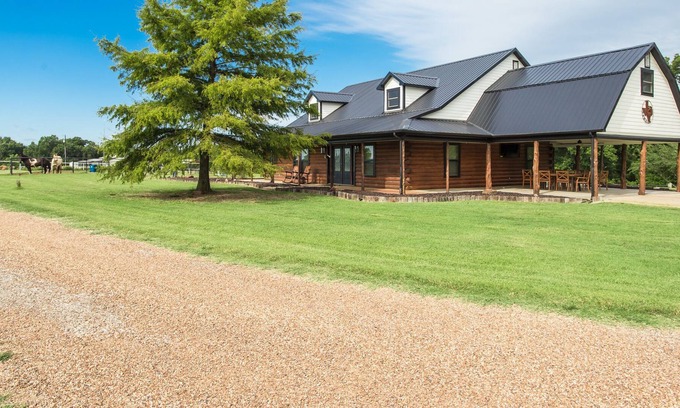 Collinsville Cabin | Cozy, spacious and luxurious cabin retreat located right outside DFW!