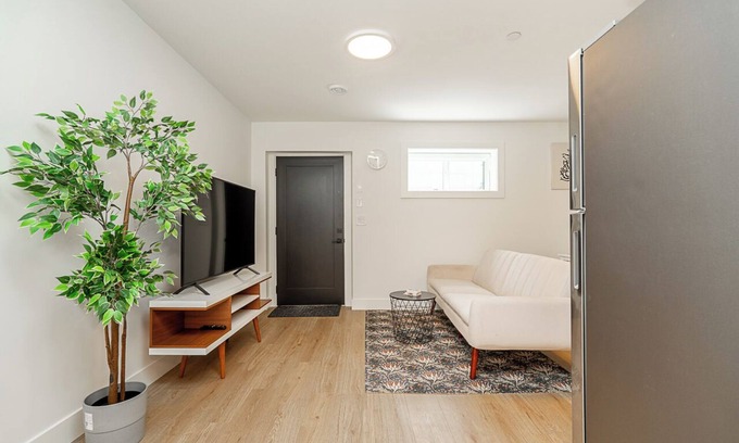 Willoughby House | Cozy & Spacious 2BR Guest Suite, Near Vancouver