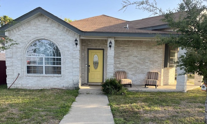 Mission House | Ideal Family Retreat: Pet-Friendly by the Park