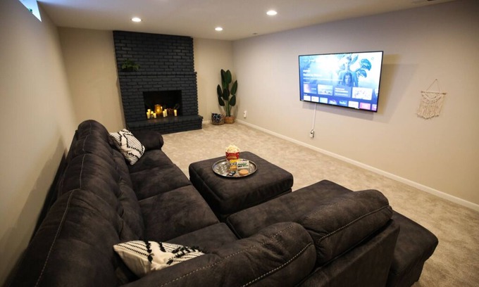 Golden Valley House | Comfortable Retreat Near Downtown, Ski & Parks - 10/10 Rated