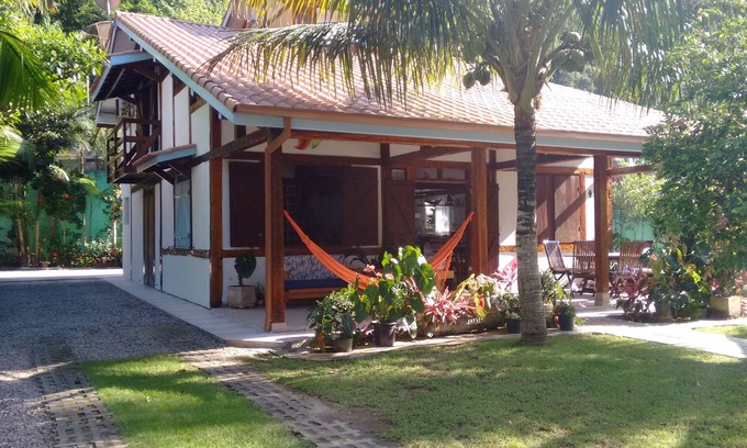 Praia do Toque-Toque Pequeno House | Pet-Friendly Oasis: Cozy House with Garden & 10/10 Rating