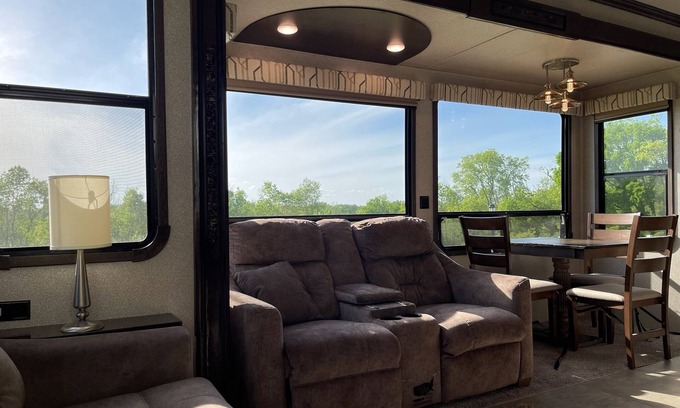 Lexington House | Cozy & Spacious RV 1BD Full bathroom - Cedar Creek Cottage Experience