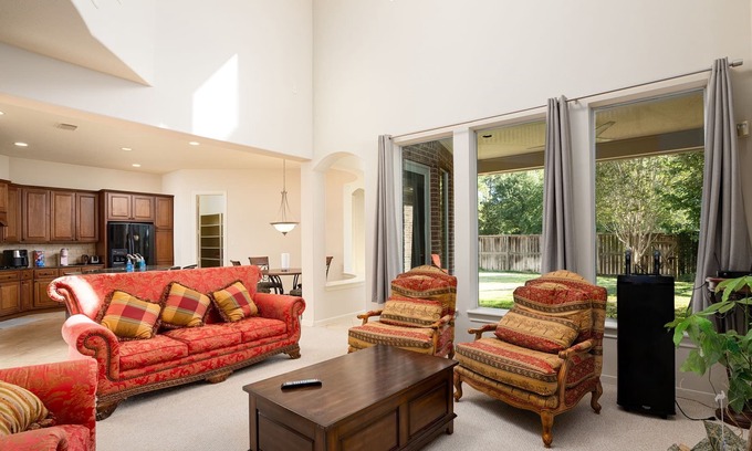 Cypress House | Cozy Splendor 5 Bedroom Suburban-5 min from the Golf Course
