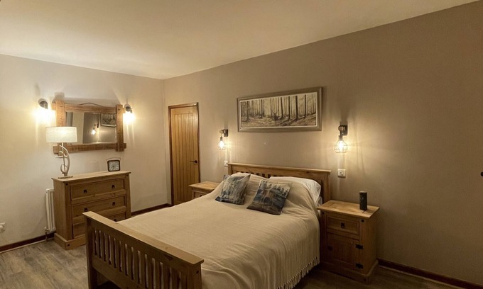Wem Apartment | Cozy Stable Conversion with Breakfast & Scenic Walks