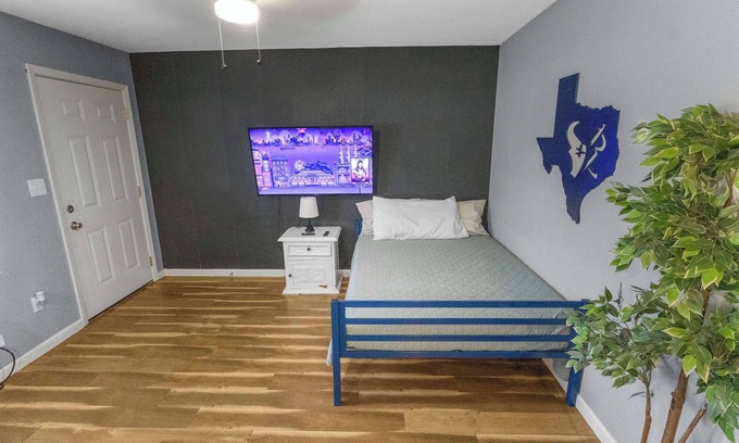 Park Place Apartment | Comfortable HTX King Bed Apartment with Parking & Kitchen