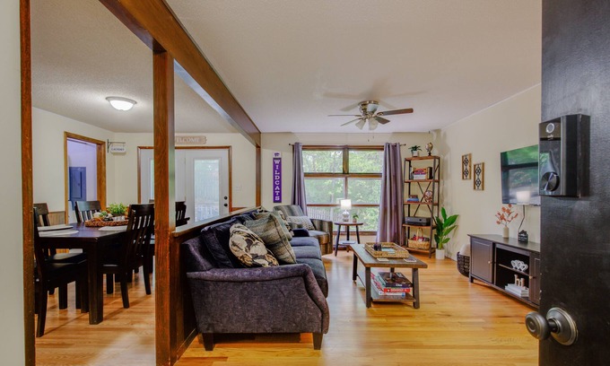 Manhattan House | Perfect Getaway: Cozy Stay at The Greenwood Awaits You!