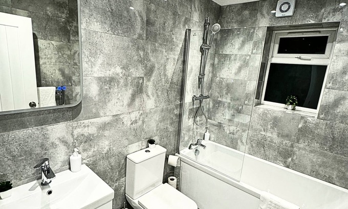 Ashford Apartment | Convenient Stay Near Heathrow with EV Charging & Pet Friendly