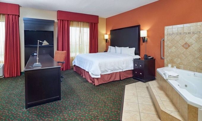Waco Hotel | Pet-Friendly Stay with Modern Amenities & Free Breakfast