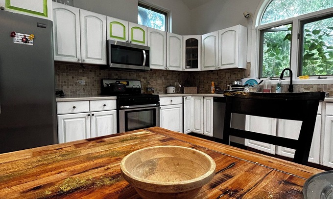 Dunning House | Cozy Stay with Private Room & Bathroom, Breakfast and Airport Pickup Near O'Hare
