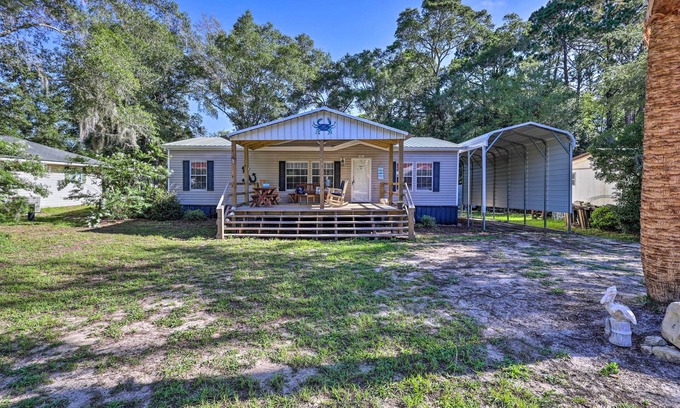 Steinhatchee House | Inviting Steinhatchee House with Fire Pit & Kitchen Amenities
