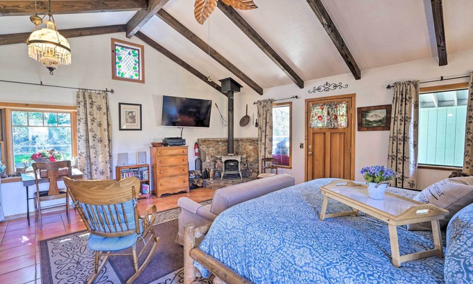 Julian Apartment | Charming Story Book Barn Cottage with Scenic Views & Spa