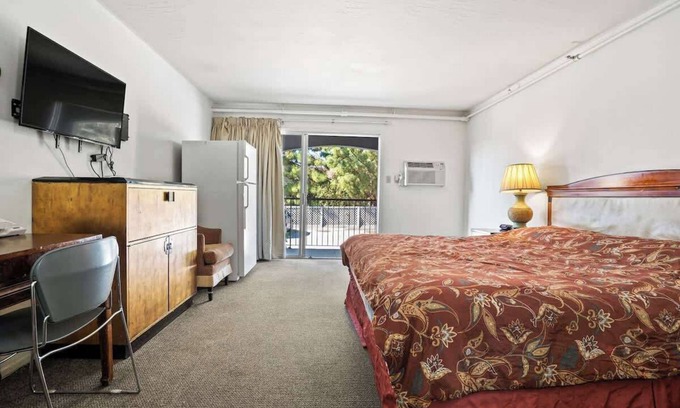 Fremont House | Comfortable Studio with Child-Friendly Amenities