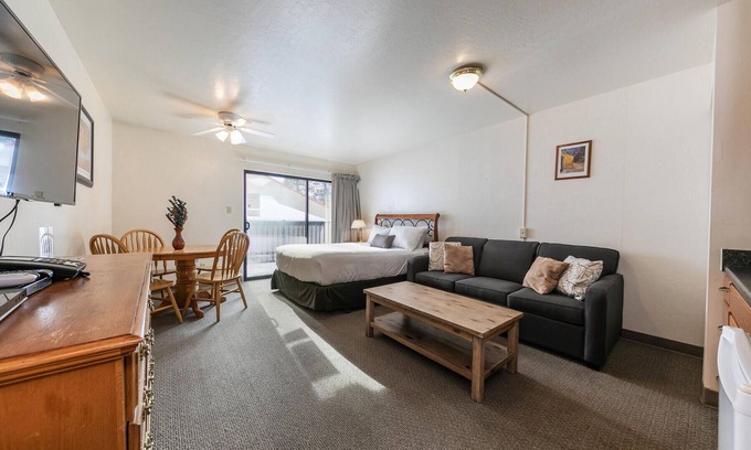 Truckee Condo | Cozy Queen Lodgette with Lake View & Family-Friendly Amenities