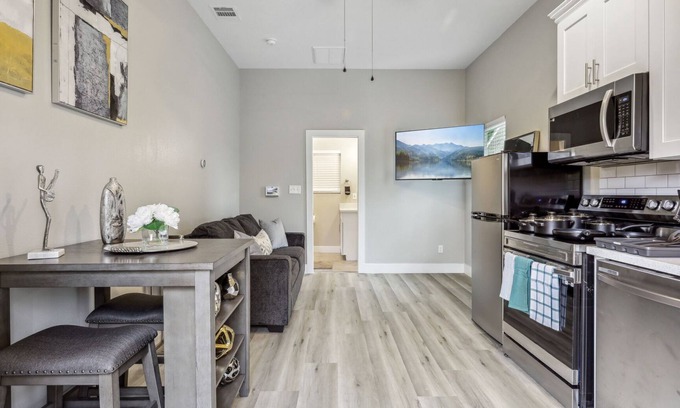Northside Apartment | Convenient Studio Near Downtown with Breakfast and Wi-Fi