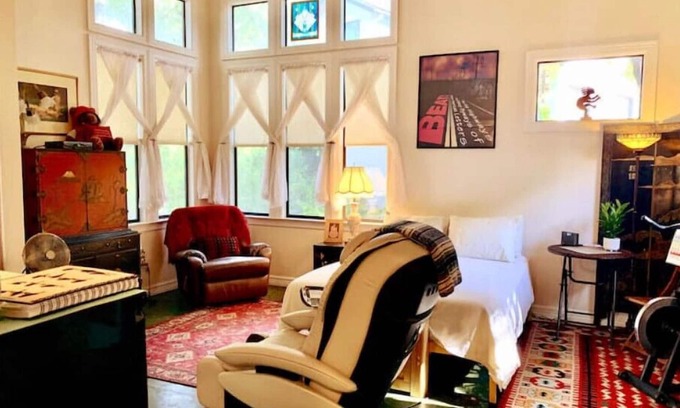 Bouldin Apartment | Charming Studio Near Downtown with Ocean View & Massage Chair