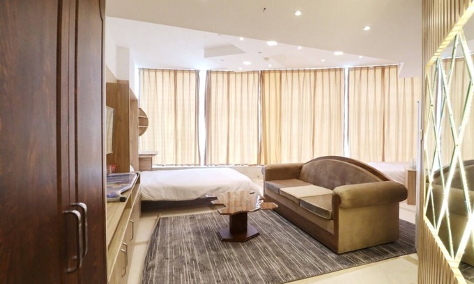 Dubai Sports City Apartment | Charming Studio Apartment in Dubai with Pool and Breakfast