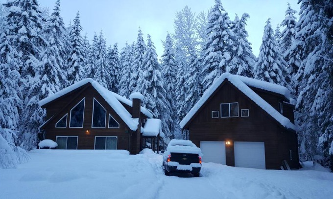 Enumclaw Apartment | Inviting Studio Apartment with Hot Tub & 9.4/10 Rating