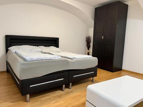 Stuwerviertel Apartment | Inviting Souterrain Apartment Near Prater Ferris Wheel