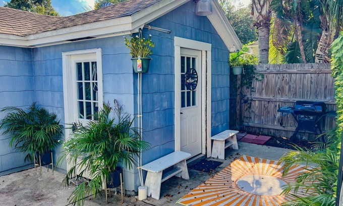 Lakeland Apartment | Cozy studio by beautiful Lake Morton and close to downtown Lakeland.