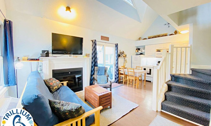 Craigleith Apartment | Inviting Studio Loft with Hot Tub, Steps from the Slopes