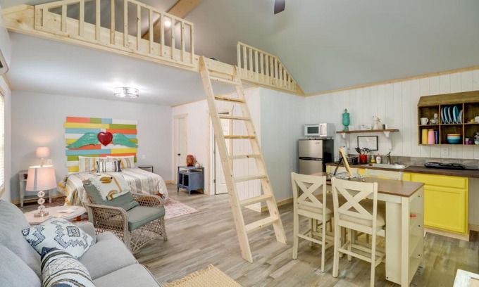 Higden Apartment | Charming Studio Cabin Just 1 Mile from Greers Ferry Lake!