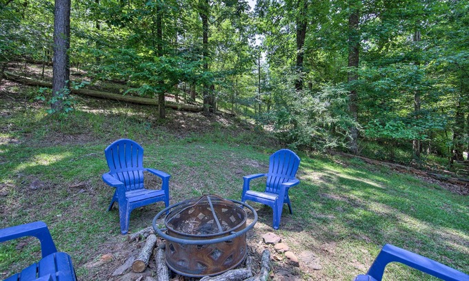 Avinger Apartment | Charming Studio Cabin on Lake O’ the Pines with Spa & Deck