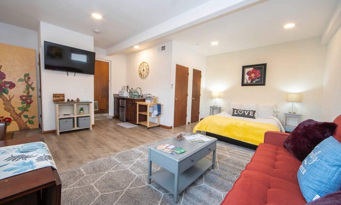 North Alameda Apartment | Welcoming Studio Steps from Downtown with Family-Friendly Amenities