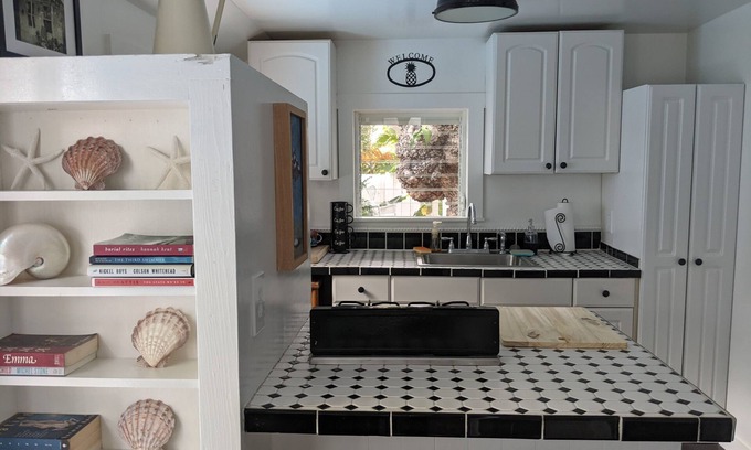Historic Seaport Cottage | Charming Studio Cottage with Ocean View in Old Town Key West