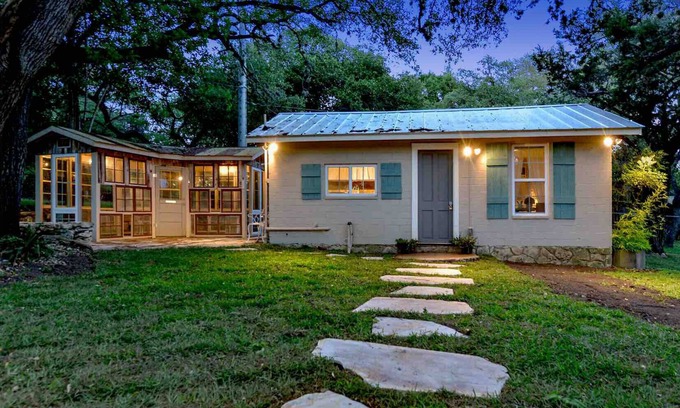 Grey Forest Cottage | Charming Studio Cottage Near SeaWorld & Fiesta Texas