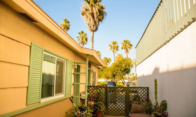 South Mission Beach Apartment | Oceanfront Studio Steps to Beach with BBQ & Bike Rack